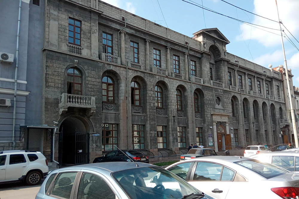В «Саламандре» сейчас травмпункт Центрального округа. К этому зданию с обратной стороны примыкает еще одна отсылка к Санкт-Петербургу — музей «Эрмитаж-Сибирь». Это второй корпус музея имени Врубеля, о котором я рассказывал