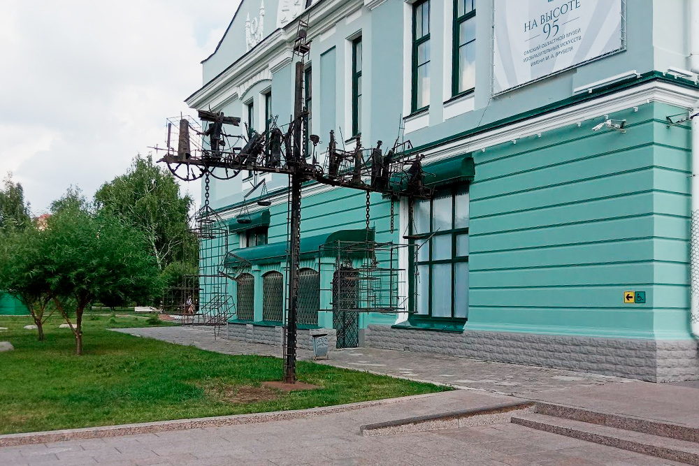 Скульптура «Динамическое равновесие», или «Весы бытия», появилась в 1999 году. Это символ человеческих желаний. Раньше в клетках были фигурки крыс, но теперь их нет. То ли кто-то украл, то ли их убрали, чтобы никто не украл