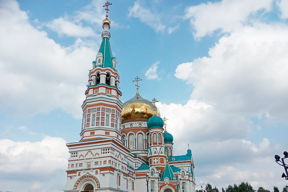 Когда Успенский собор восстановили, на площади еще был памятник Ленину, который стал указывать на вход в храм