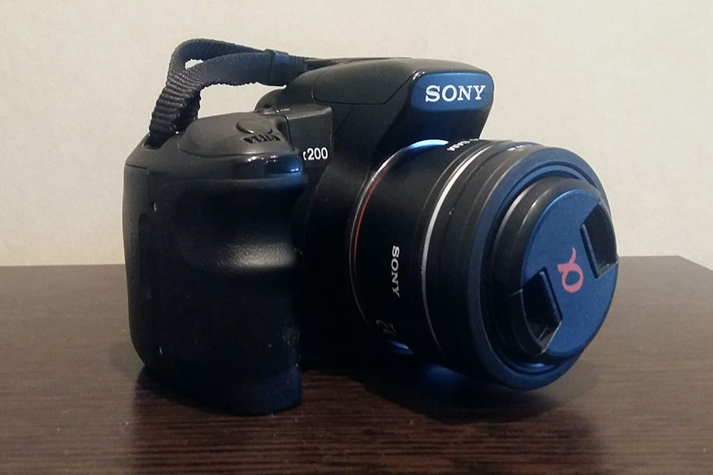 Фотоаппарат, который я спустя год купил взамен украденного, — Sony A200. Он обошелся мне в 25 200 <span class=ruble>Р</span>, или 700 $ по тому курсу. Простой, но до сих пор отлично снимает