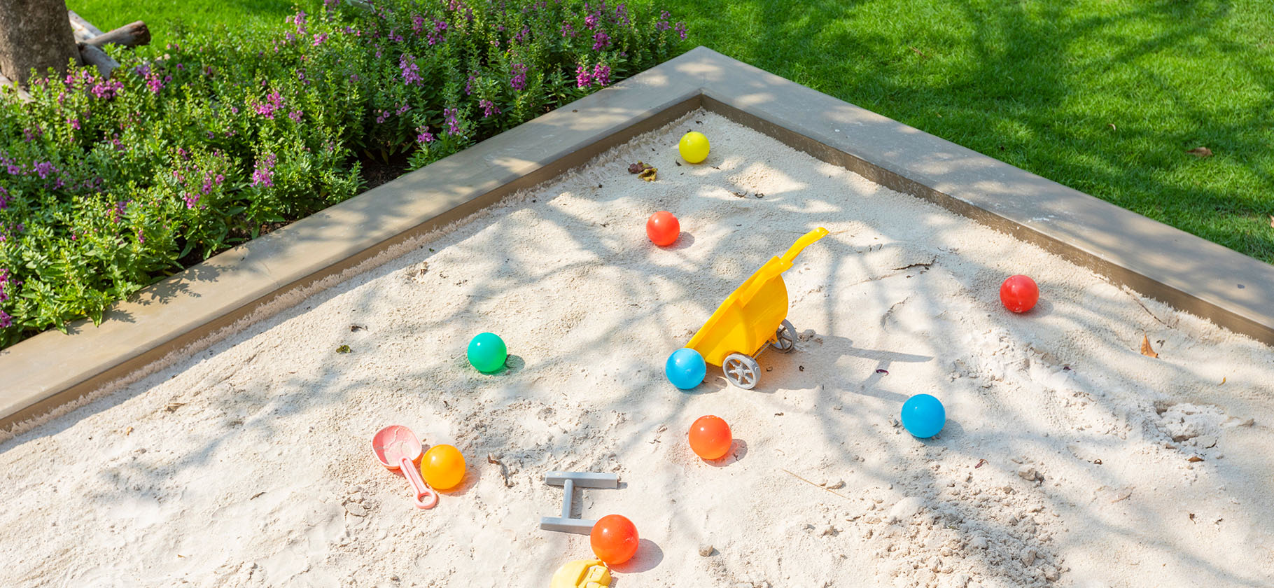 Качели, бассейн и песочница: что поставить на самодельной детской площадке