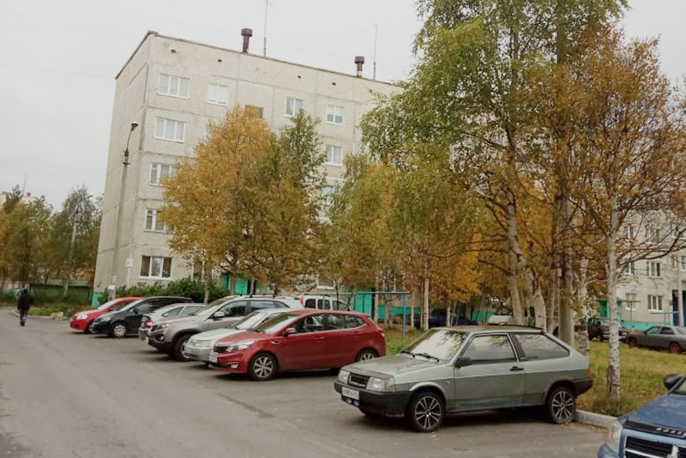 Осенний пейзаж во дворе хрущевок. 22 сентября на севере уже все желтое