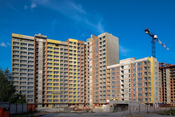 Июнь 2015, квартал «Панорама» в Новосибирске. Частично утеплили фасад. Утеплитель — желтого цвета