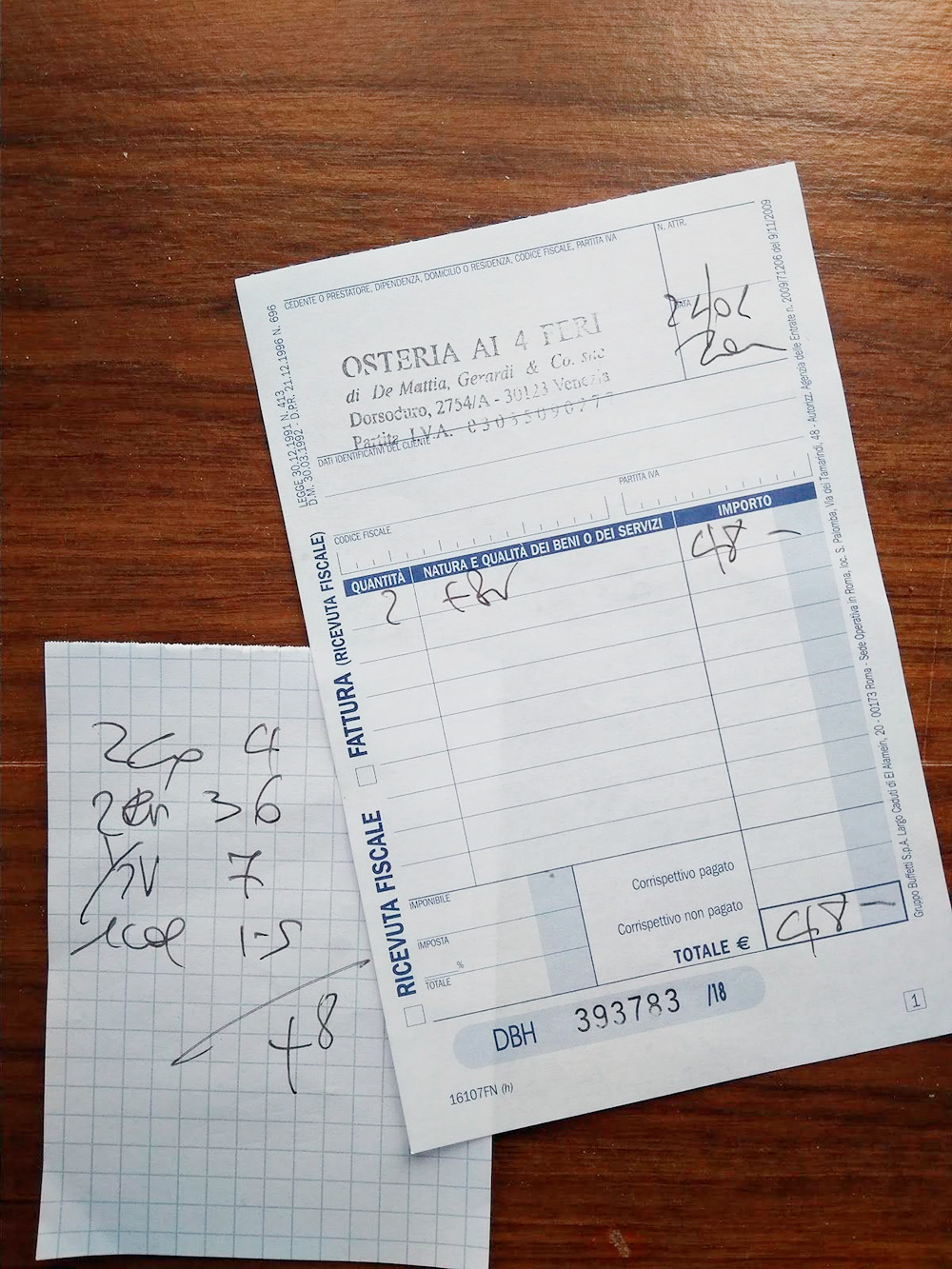 Чек на двоих из ресторана в районе Дорсодуро: обслуживание — 4 €, паста с крабом — 36 €, 0,5 л белого вина — 7 €, эспрессо — 1,5 €