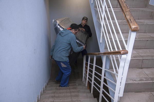 Если у вас нет грузового лифта, грузчики попрут мебель по лестницам. Это не то чтобы невозможно, но мучительно долго