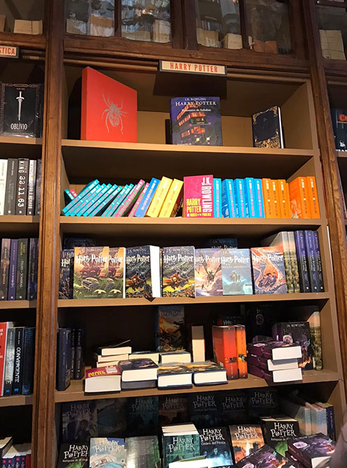 В магазине продаются книги про Гарри Поттера в разных переплетах и на разных языках