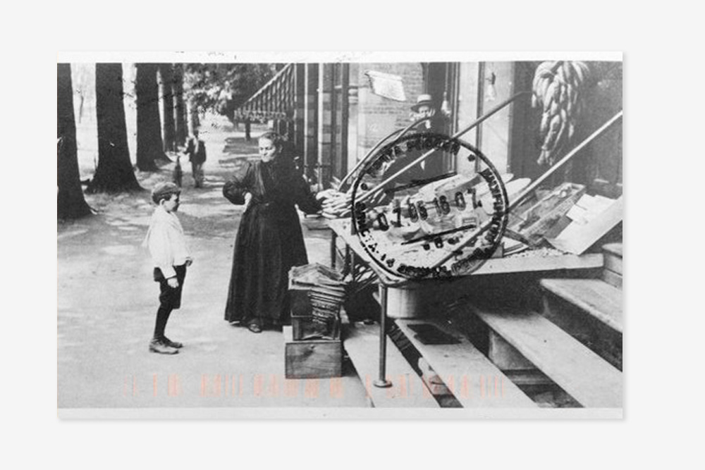 Это первая карточка, которую я получила, — репринт ретрооткрытки 1910-х годов. Мне ее прислала девушка из Массачусетса