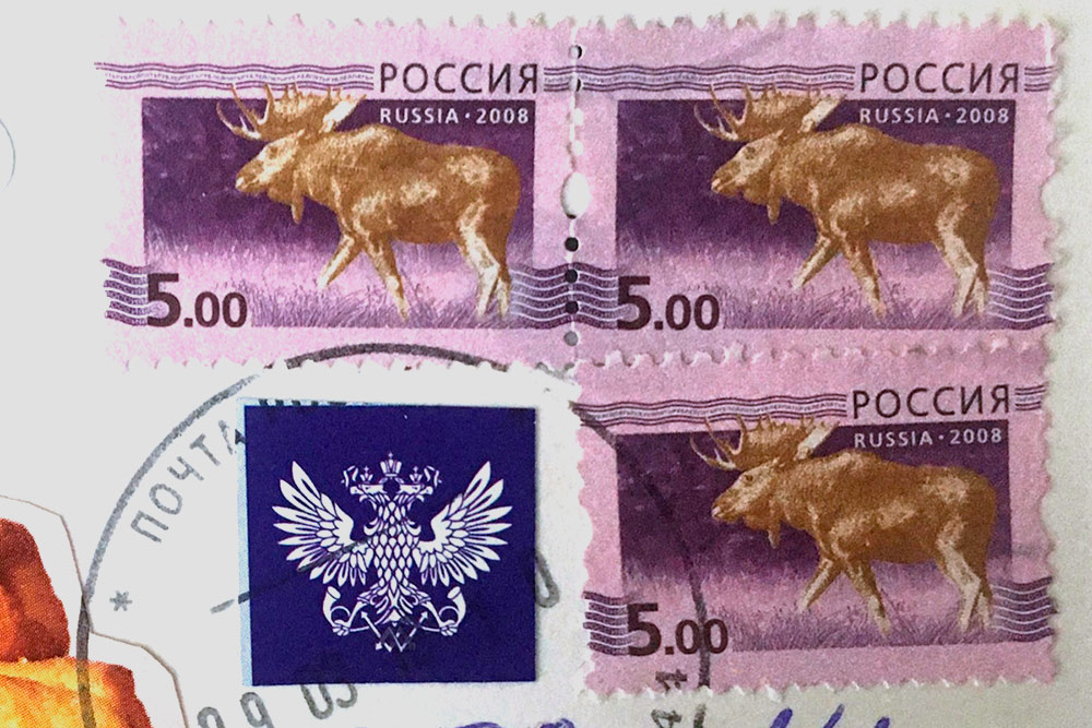 Это не художественные марки. Их выпускают большим тиражом, а рисунок скучный и тусклый