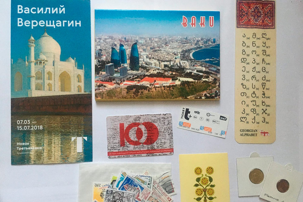 Вместе с открытками я иногда получаю в подарок от адресатов монетки, марки, закладки, календари, наклейки и прочие мелочи