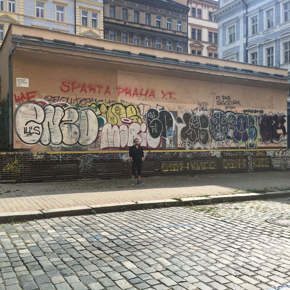 Граффити — привычное дело для пражских улиц вне туристического центра