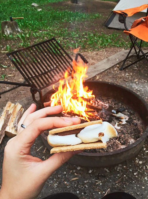 Известная американская закуска у костра — s’mores, зефир с крекерами