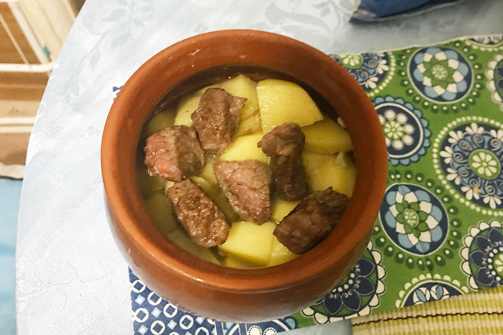 Сейчас этот горшок отправится в духовку, а потом я не успею его сфотографировать, потому что моментально съем. Здесь двойная порция мяса
