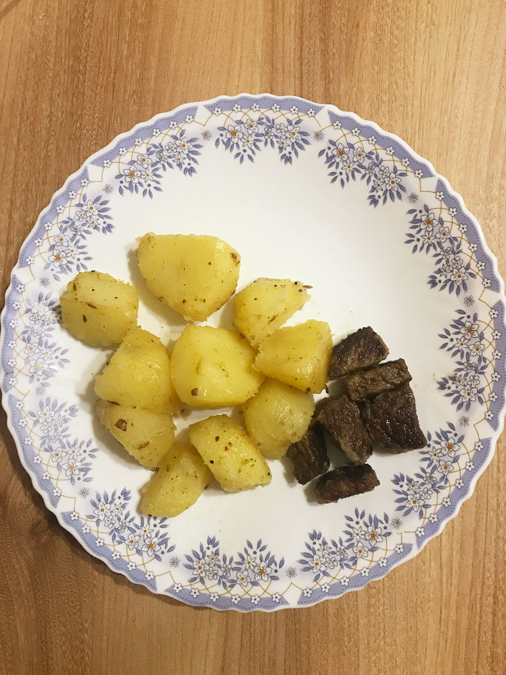 «Картофель с жареным мясом» в моем случае выглядит так. Это вечернее блюдо, которое казалось очень сытным — по крайней мере, я не маялась от голода перед сном