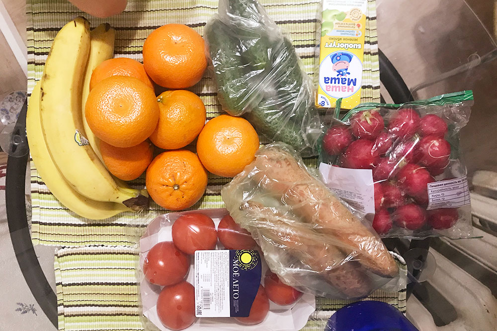 За эти продукты отдала 450 <span class=ruble>Р</span>. Бананы и мандарины — последние фрукты в этом месяце, больше нельзя: в потребительской корзине мой лимит на них — 5 кг в месяц