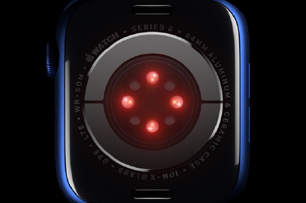 Задняя поверхность часов Apple Watch Series 6 — красным светятся светодиоды. Серые точки, скорее всего, датчики. Источник: Apple