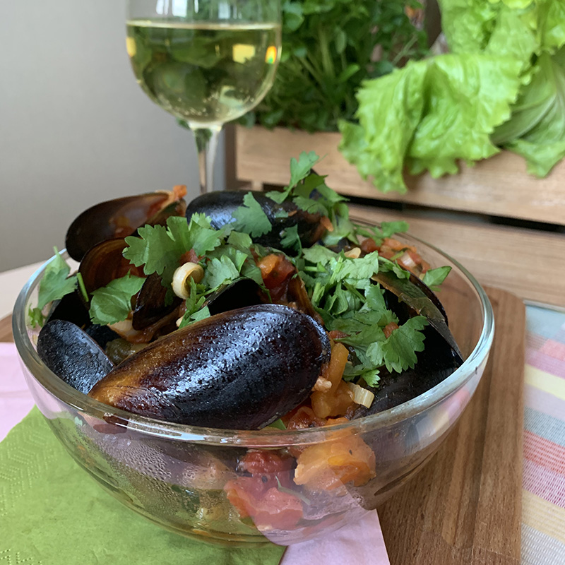 Обожаю это блюдо за яркий глубокий вкус и быстрый процесс приготовления. Когда у меня мало времени, мидии — идеальное решение