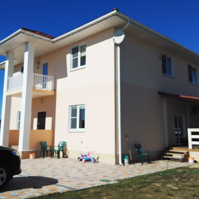 В итоге мы построили двухэтажный дом площадью 200 м² с шестью спальнями, в котором места хватило всем