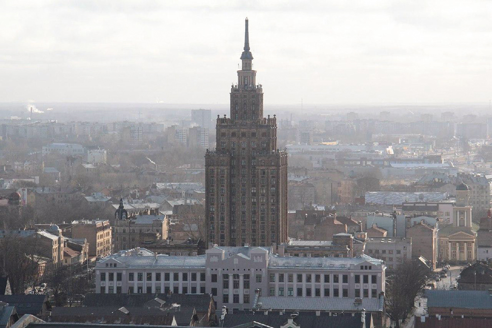 Здание проектировала группа латвийских архитекторов. Существует мнение, что они вдохновлялись шпилями старого города. По другой версии, высотка очень напоминает Эмпайр-стейт-билдинг в Нью-Йорке