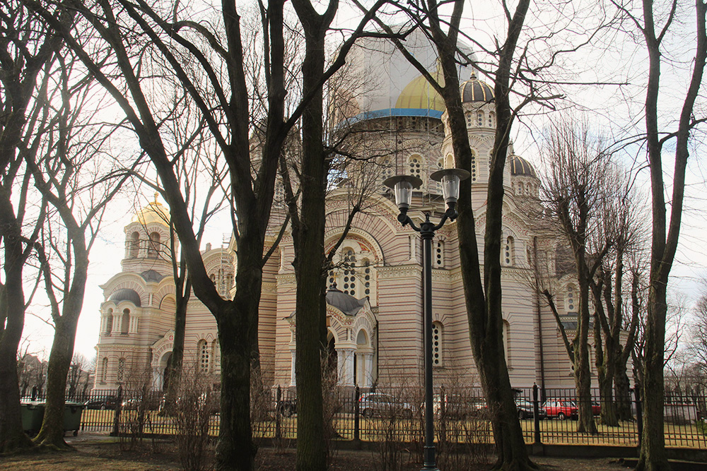 Эту фотографию я сделал в 2014 году. Тогда центральный купол храма покрывали позолотой. На это ушло 57 740 золотых пластин и 550 тысяч евро