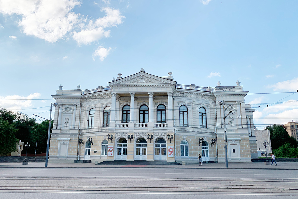 В архитектуре театра сочетаются барокко, ренессанс и классицизм. Такая эклектика характерна для исторических зданий Ростова-на-Дону