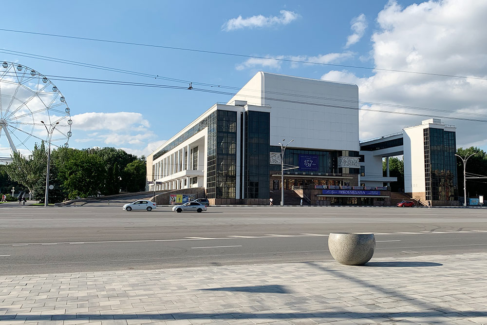 В годы Великой Отечественной войны здание театра сильно пострадало, восстановили его уже в 1960-е