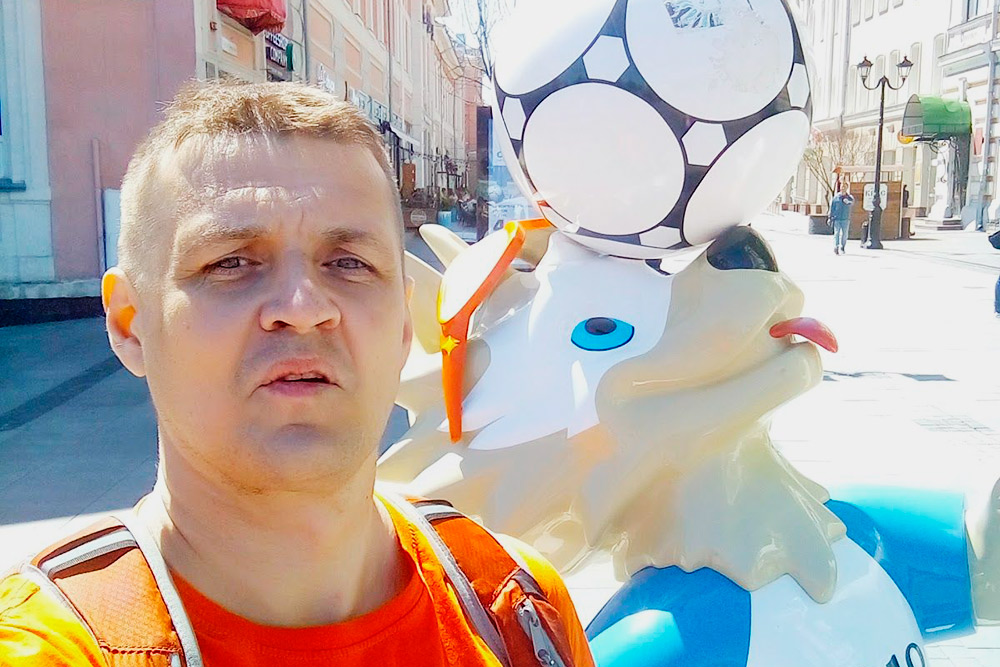 Центральная улица Нижнего Новгорода. В Екатеринбурге всё, что связано с ЧМ-2018, уже давно убрали, а тут Забивака на месте