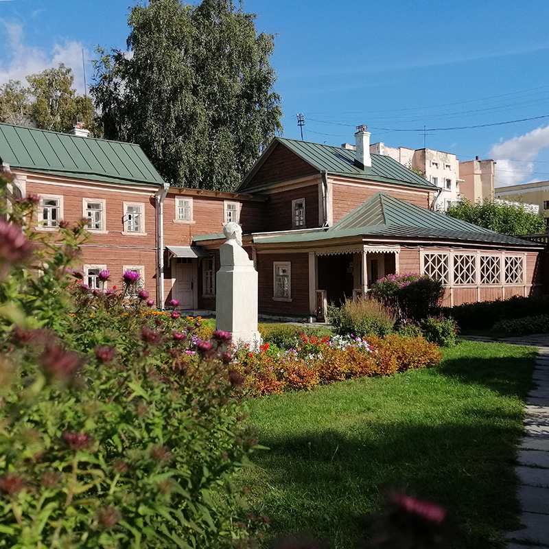 Так усадьба выглядит со стороны яблоневого сада. Это мемориальный дом