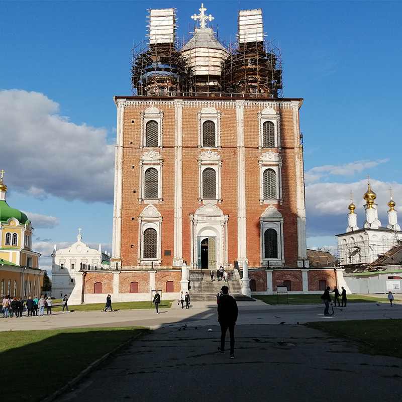 Успенский собор стоит в центре кремля, слева от него Христорождественский собор, справа — Спасский монастырь