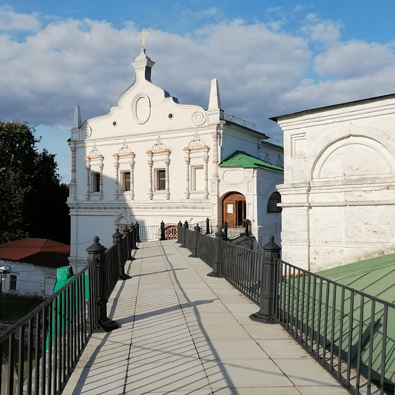 От Успенского собора ко Дворцу Олега ведет дорожка, с которой можно вблизи разглядеть детали отделки здания