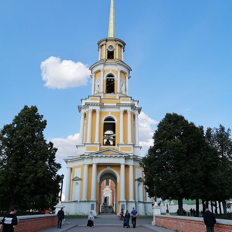 Соборная колокольня считается самым высоким зданием в Рязани — 83,2 метра. Подняться наверх нельзя