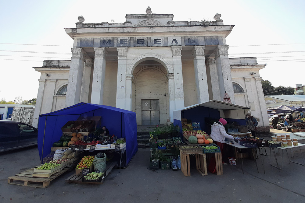 Так выглядит центральный павильон Рязанской ВДНХ. Хочется увидеть его отреставрированным и без палаток у входа