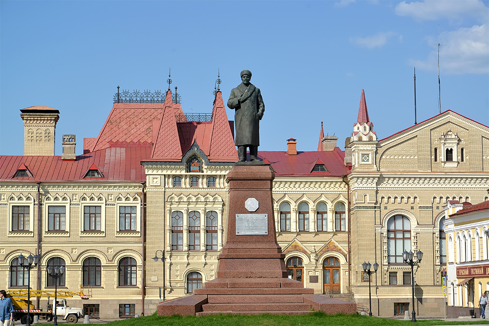 Раньше в центре площади стоял памятник императору Александру Второму. Большевики его снесли, а на постамент поставили статую Ленина, в зимней шапке и пальто. Во время ремонта площади Ленина решили не трогать, и теперь вождь нарушает ее патриархальную купеческую стилистику. Источник: Irina Borsuchenko / Shutterstock