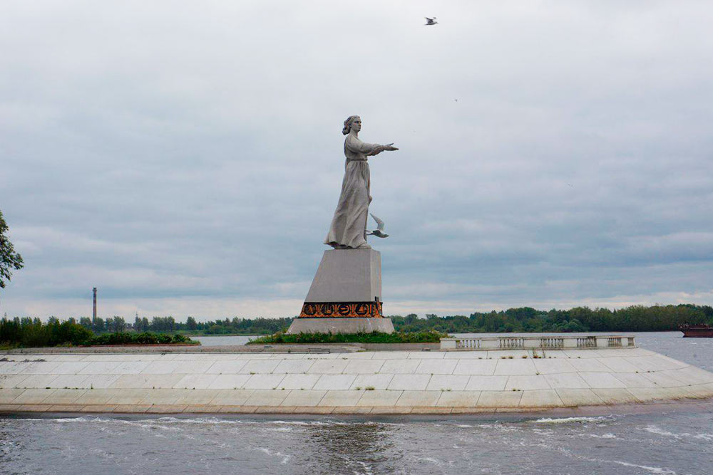 Перед шлюзами всех встречает монумент «Мать-Волга». Одной рукой женщина приветствует проходящие корабли, а другой сжимает свитки чертежей