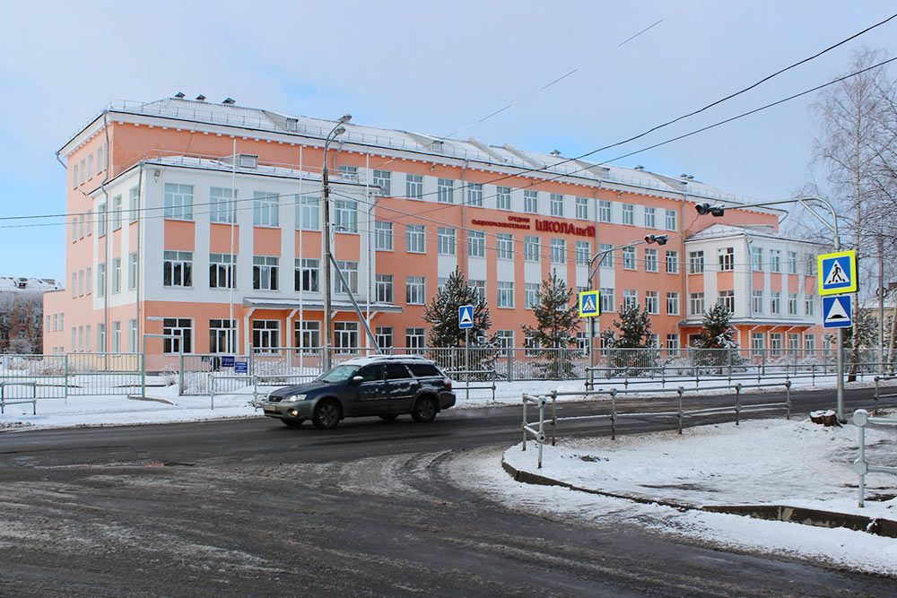Средняя школа, где учатся мои старшие дети. В 2011 году здесь прошел капитальный ремонт, но само здание старое, классов на всех не хватает, поэтому дети учатся в две смены
