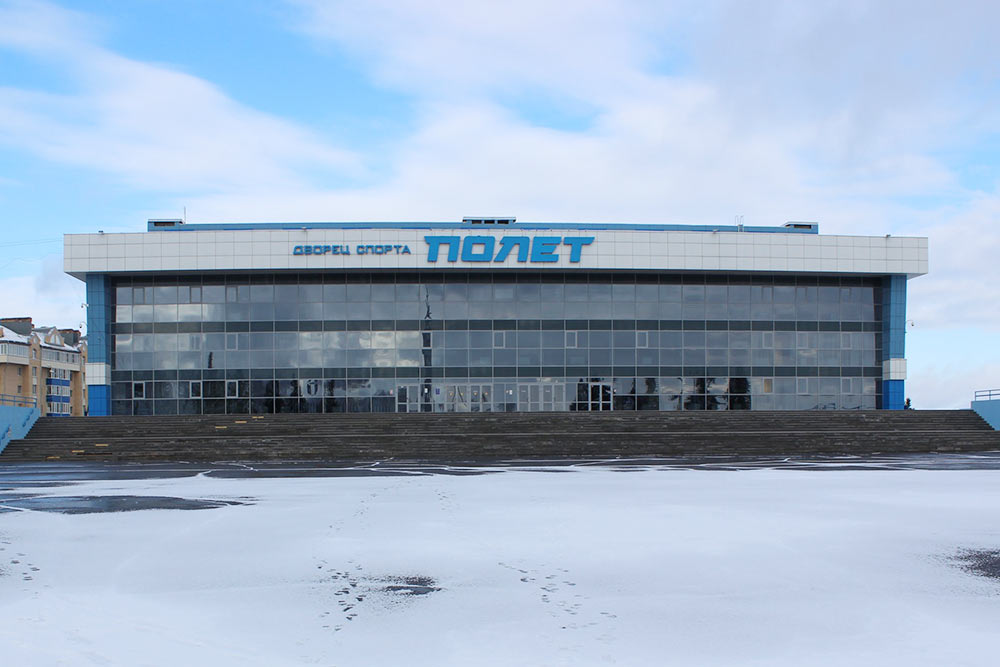 Во дворце спорта тренируются хоккеисты, танцоры и другие спортсмены. А еще его используют как площадку для выступлений приезжие звезды