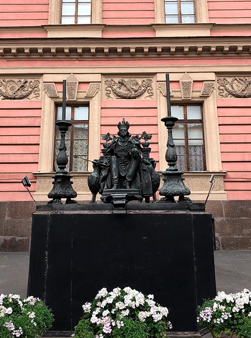 Михайловский замок построен как мощная крепость с большим рвом, наполненным водой, потому что Павел I боялся вооруженного восстания. Однако это не спасло императора. Он погиб в замке от рук своих же подданных