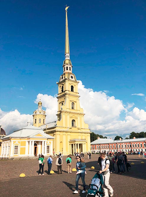 Внутри Петропавловской крепости приятно просто погулять, необязательно ходить по музеям