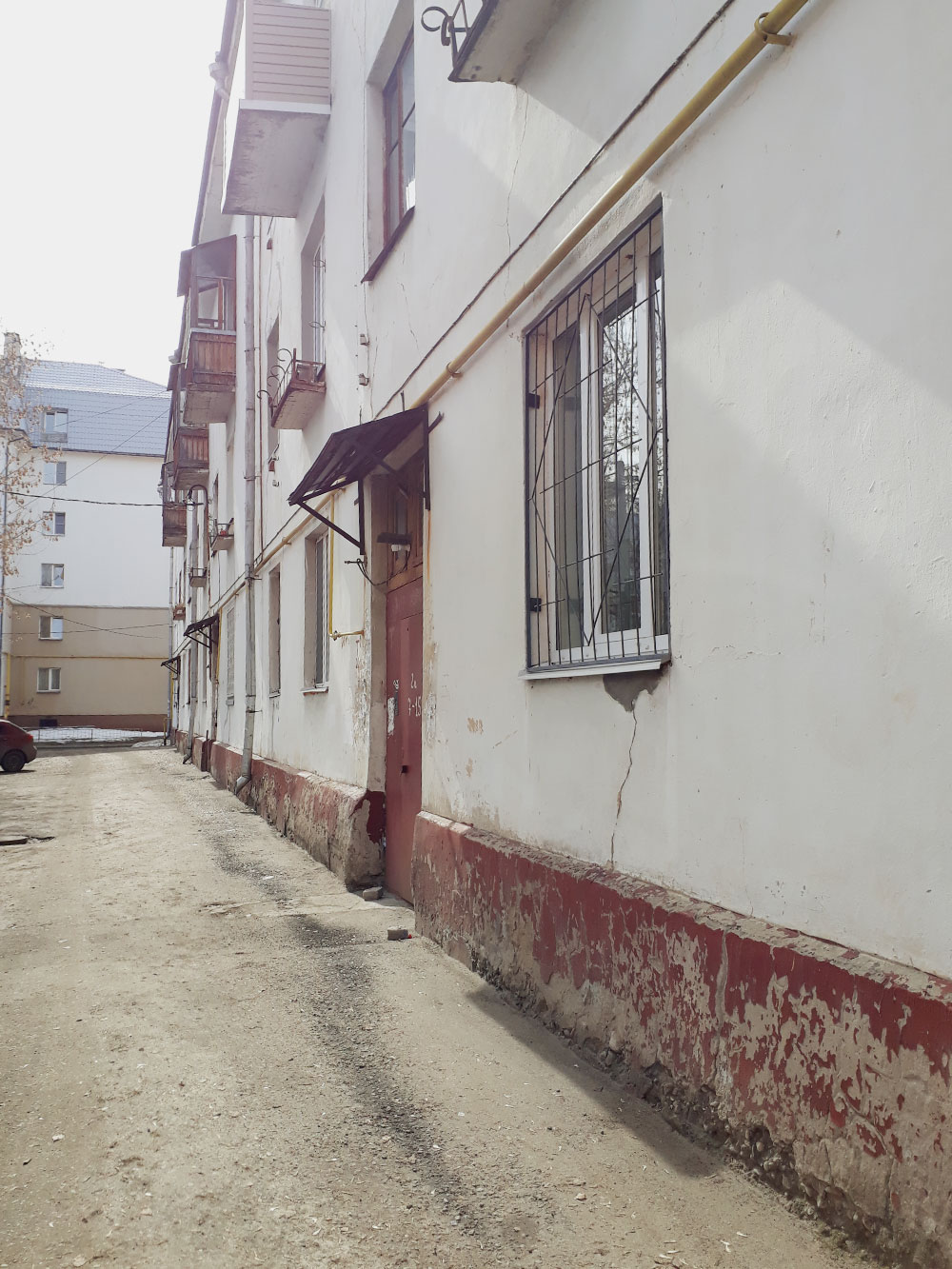 Лучше всего делать фотографии комнат при хорошем освещении, а общее фото дома — в ясную погоду