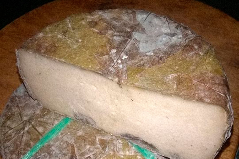 «Манчиха» — козий сыр, который вызревает в листьях винограда, 1600 <span class=ruble>Р</span> за кг. Фото с сайта сыроварни