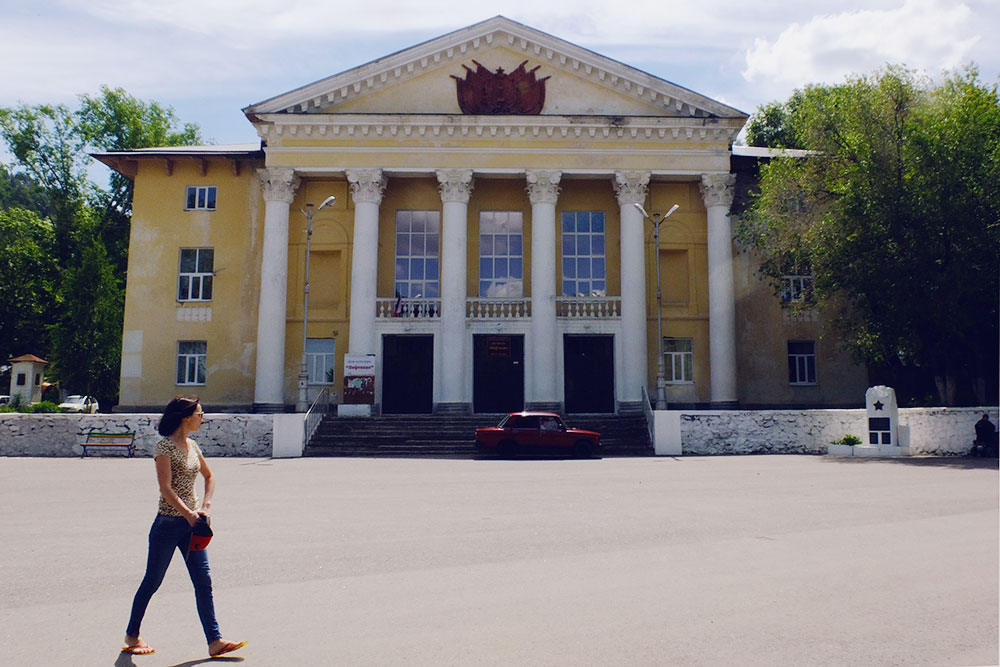 По субботам в помпезном доме культуры Зольного гремят дискотеки, особенно многолюдные в июле и августе, когда студенты возвращаются из университетов домой