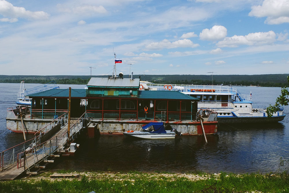 Пристань в Зольном и «омик», который только что привез пассажиров в село