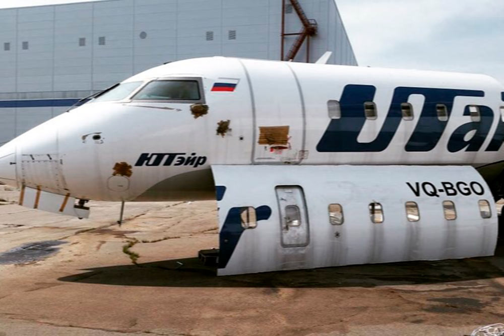 Bombardier CRJ200, принадлежавший компании Utair, и вырезанная часть для Ru-Sky