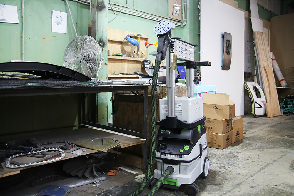 Полировальная станция Festool. Без нее на полировку одной детали уходило 8—10 часов, сейчас — 2,5—3 часа