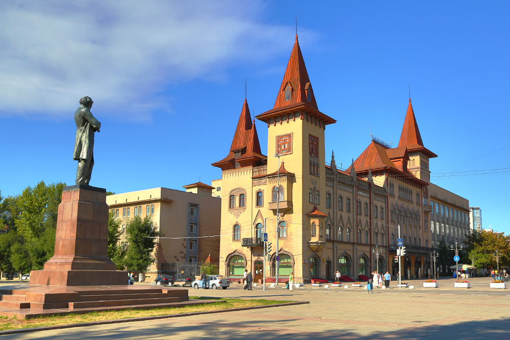 Памятник Чернышевскому и Саратовская консерватория. Источник: Kokhanchikov / Shutterstock