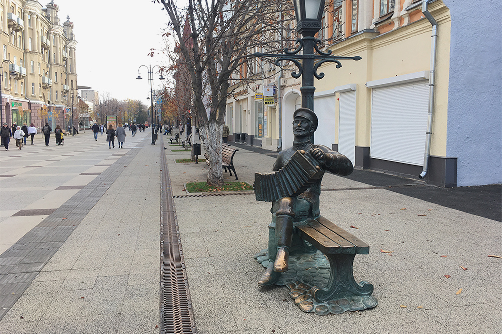 Я не очень люблю современные городские статуи. Они похожи друг на друга, в них нет истории. Но памятник саратовской гармошке мне нравится, потому что гармошка с бубенчиками — один из символов города