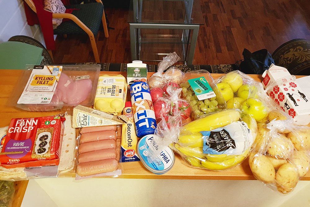 Моя корзина в Норвегии: хлебцы, лаваш, 2 кг курицы, сосиски, яйца, печенье, соус, сыр «Филадельфия», овощи, фрукты. Все стоило около 3000 рублей