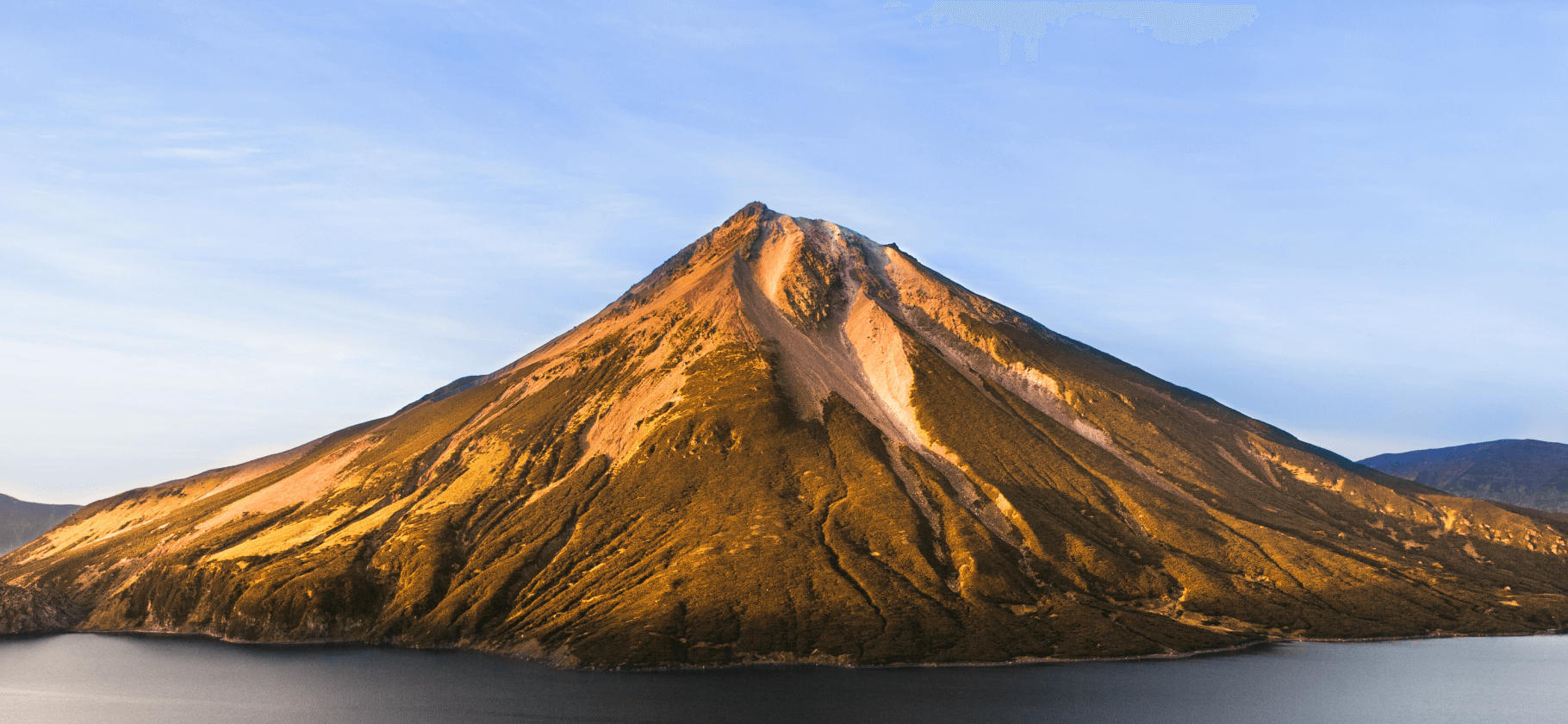 Дымящиеся сопки и спящие гиганты: 9 вулканов России, которые можно покорить