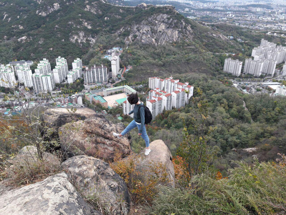 Это я поднялась на гору около университета Ёнсе