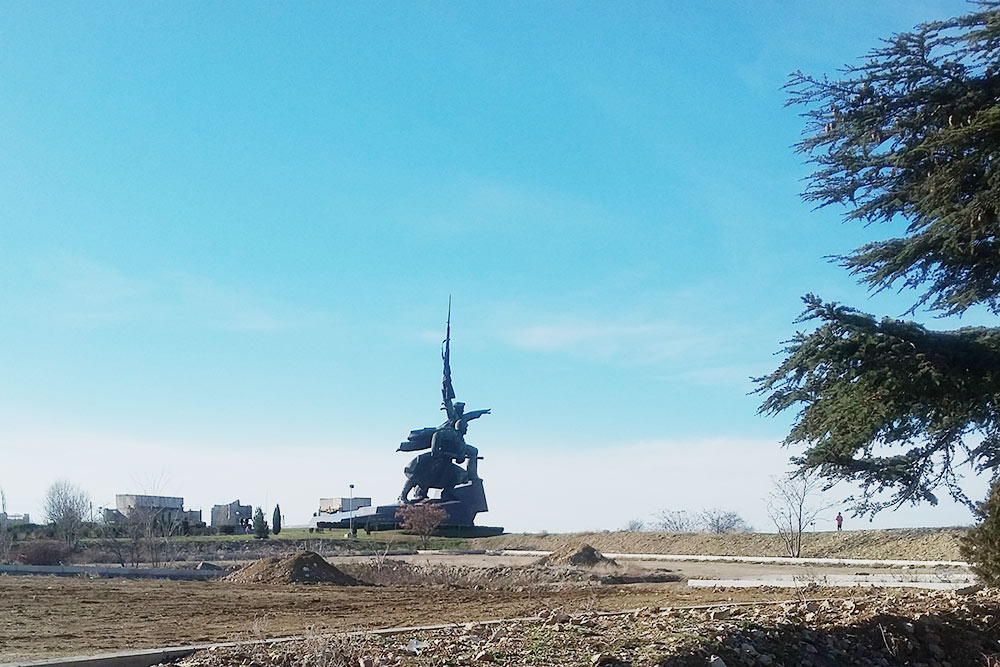 Вокруг памятника планировали разбить парк, но пока его нет. Если он появится, это будет отличное место для прогулок: с высоты мыса Хрустального открывается красивый вид на море