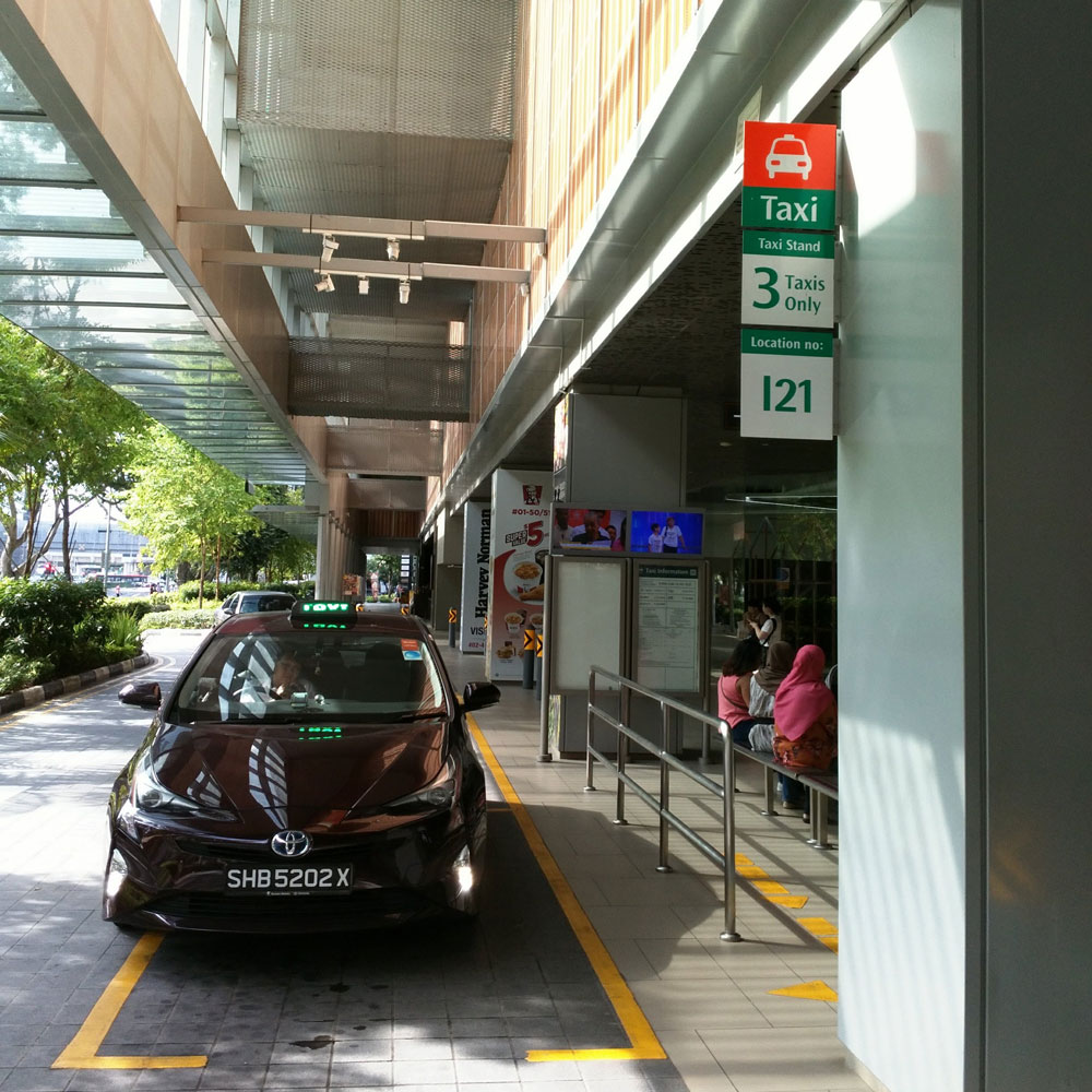 Специальный выход из торгового центра, где люди в очереди ждут такси